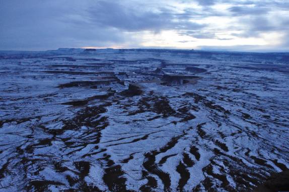 As infinitas paisagens do Canyonlands National Park iluminadas pelas luzes do crepúsculo )perto de Moab, em Utah, nos Estados Unidos)
